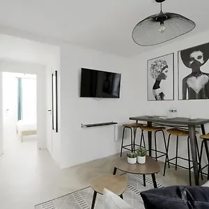 Enchanting Parisian Appartamento